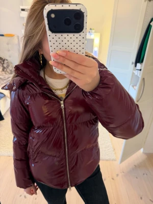 vinröd jacka❤️ - otroligt snygg vinröd jacka, ursnygg och perfekt i kalla temperaturer🥰