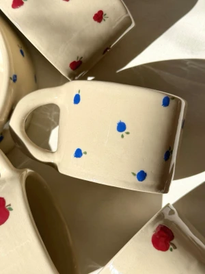 Kopp i keramik  - Kaffekopp i keramik blåbär – handgjord  Rymmer ca 200 ml  Handgjord kaffekopp i keramik. Perfekt till en kopp kaffe eller som en fin detalj i köket.   Varje mugg är tillverkad för hand, vilket innebär att små variationer och naturliga ojämnheter kan förekomma – det är en del av hantverket och gör varje exemplar helt unikt.  Rekommenderas att handdiskas.   Handmade – fruitnclay