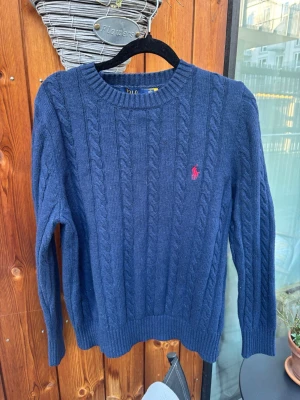 Ralph Lauren - En mörkblå stickad Ralph lauren tröja i storlek S Den är använd minst 2 gånger Riktigt stillren och schysst inför sommaren