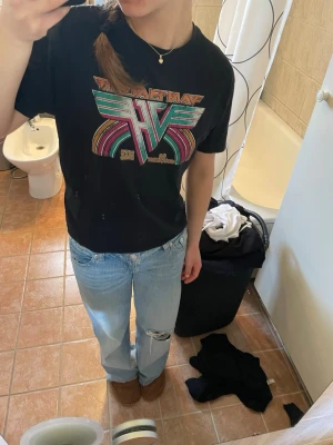 Svart T-shirt med Van Halen tryck - Säljer en svart T-shirt med Van Halen tryck på bröstet. Tröjan är i storlek 146/152