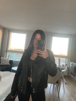 Skinnjacka i strl S - Svart skinnjacka i strl S i bra skick. Säljes pga att de ej kmr till användning längre. Kan fraktas eller mötas upp i Göteborg. Finns på fler sidor!