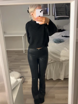 Läder byxor  - Jätte fina läder byxor från h&m med slitt längst ner vid benen, aldrig använda! 