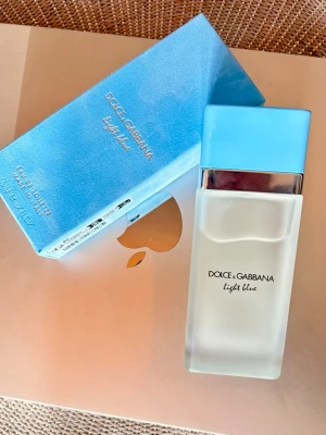 Äkta Dolce & Gabbana Light Blue Eau de Toilette- 50 ml - En fräsch, ren och somrig doft med citron, grönt äpple och cederträ✨🍋 Lätt och uppiggande, perfekt för vardag och varmare dagar! Helt ny/oanvänd! Batchkod: B29704 En tidlös favorit som alltid funkar✨