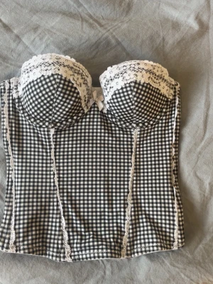 Korsett-H&M - Säljer den här jätte fina korsetten från H&M. Den är använd få gånger och är i bra skick.💗