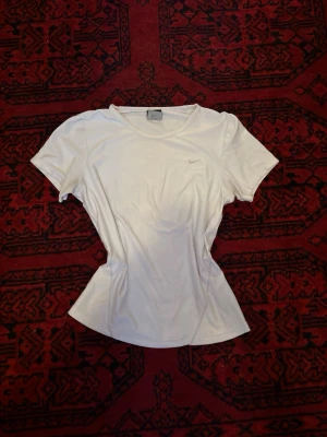 Vit topp - Ass snygg vit topp/t-shirt. Storleken är M men passar perfekt för S och xs