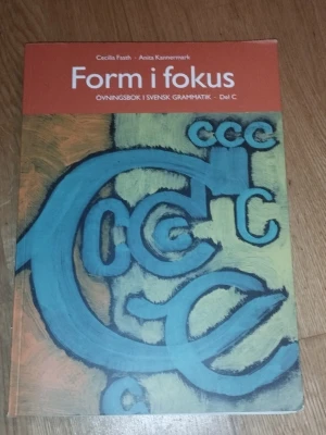 Form i fokus Del C övningsbok - Form i fokus Del C är en övningsbok i svensk grammatik för vuxna studerande. Boken har ett omslag i orange och blått med konstnärlig design. Den innehåller tydliga regler, mönsterexempel och varierade övningar för att träna svenska språket.