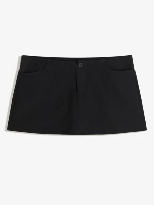 Svart kortkjol från bershka - Svart minikjol från Bershka i stilren modell med fickor framtill. Oanvänd med prislapp kvar. Perfekt basic-plagg som passar både till vardag och fest. Jag köpte för ungefär 240kr. 🖤 Storlek: XXS. Jag är 160. Den passade mig när jag vägde 52kg och även nu när jag väger 57kg. 🖤 Skick: Ny med tags. Jag köpte för 3-4 månader sen men kom aldrig till användning. 🖤 Märke: Bershka