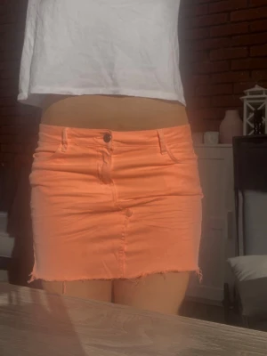 Jeanskjol - Storlek 40. Midjemått 86cm Innerbenslängd 77cm 