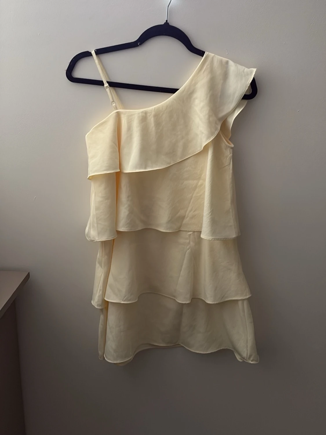Ljus gul klänning med volanger från Gina Tricot  - 1