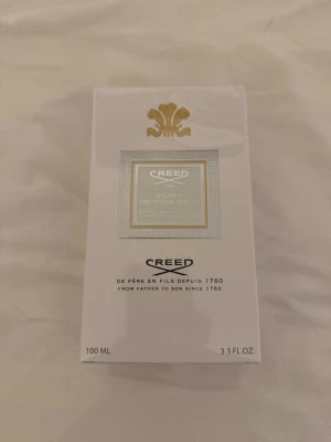 Creed Silver Mountain Water 100ml - Creed Silver Mountain Water är en exklusiv parfym i en elegant vit förpackning med silverdetaljer och guldlogga. Flaskan rymmer 100 ml och doften är inspirerad av friska bergsfloder. Perfekt för dig som gillar lyxiga och fräscha parfymer.