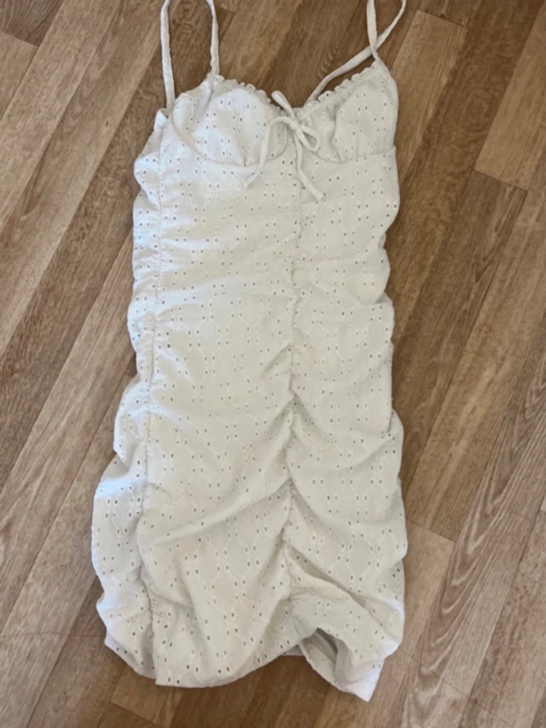 Vit ruched klänning med spetsdetaljer - 1