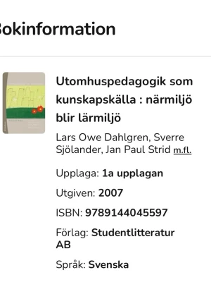 Utomhuspedagogik som kunskapskälla - Säljer kursboken 'Utomhuspedagogik som kunskapskälla: närmiljö blir lärmiljö' av Lars Owe Dahlgren, Sverre Sjölander och Jan Paul Strid. Första upplagan från 2007, ISBN 9789144045597. Boken är på svenska och har ett omslag i beige och grönt med illustrationer.