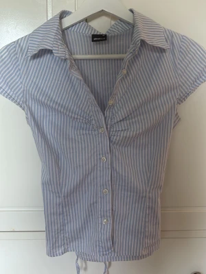 Kortärmad skjort - Söt randig topp som sitter tight 