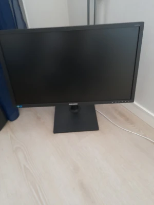 Samsung svart datorskärm - Stilren svart datorskärm från Samsung med rektangulär form och stabil fot. Skärmen har knappar på framsidan och en tunn ram runt displayen. Perfekt för gaming, studier eller arbete.