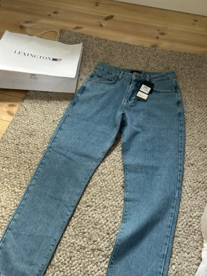 Blå raka jeans från Lexington - Säljer ety par helt nya lexington jeans dam köptes för 1499kr endast testade med pris lapp och allting på.😊  Priset är inte hugget i sten👌 Hör av dig vid frågor !!        (Finns även på Vinted om du hellre skulle villa köpa där)