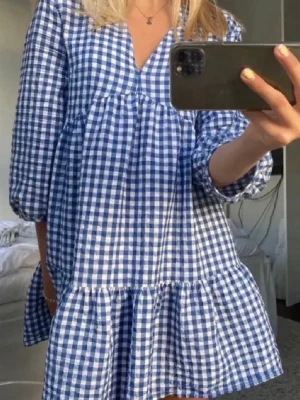 Rutig somrig klänning - En super söt blå och vit rutig klänning från Zara, helt perfekt till sommaren. Den är använd någon enstaka gång och är i väldigt bra skick. Storlek M 💙