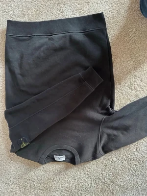 Stone  Island tröja  - Jätte fin  och i bra skick förutom att de är ett litet  hål vid bröstet men man ser knappast de. Har qR-kod, om ni vill ha bild på det. Säljer den för den är för liten. P tre is kan diskuteras 