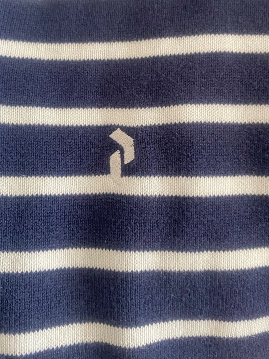 Marinblå randig tröja med V-ringning - 2