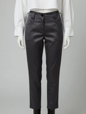 Svarta smala satinbyxor/ byxor I satin..strlk: 32. Felfria. - Svarta smala satinbyxor/ byxor I satin, strlk: 32/XS. Felfria. Stängs med dragkedja och knapp samt har fickor. Skyltdockan visar ungefär hur de ser ut på.