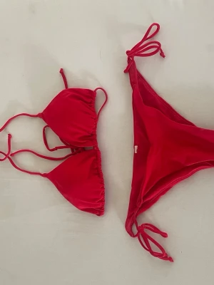 Röd bikini  - Säljer denna röda bikini från Nelly, inte använd. Den är i storlek S.