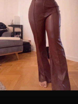 Brun skinnjacka med klassisk passform - Snygg brun skinnjacka med klassisk och tidlös design. Jackan har raka linjer och en stilren look som passar perfekt till jeans eller dressade byxor. Materialet är äkta skinn och ger en cool vibe. Perfekt för dig som vill ha en trendig och stilren jacka.