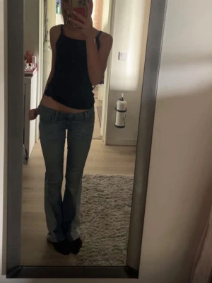 Sjukt snygga jeans!! - Snygga jeans!! Proffsigt omsydda till bootcut och längre i midjan!!💞💞Skriv för mått eller fler bilder osv.