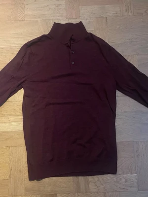 Vinröd stickad tröja Dressmann - Vinröd stickad tröja från Dressmann med hög krage. I skitbra skick och storlek M. Enkel och stilren design som är lätt att matcha. Skriv om prisförslag och frågor❣️