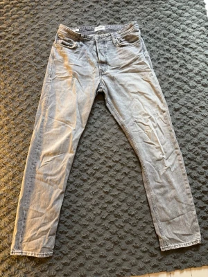 Ljusgrå jeans från Jack&Jones - Säljer ett par ljusgrå jeans då jag vuxit ur dom. Bra skick. Hör av dig vid funderingar!