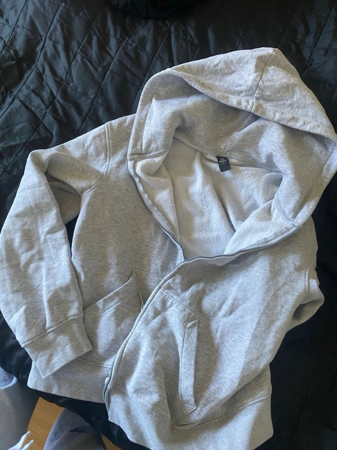 Ljusgrå hoodie med dragkedja