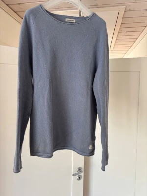 Ljusblå tröja Jack n Jones - Jag säljer en stickad ljusblå tröja från Jack n Jones i storlek M. Den är mjuk och skön men sitter också bra runt midjan och ganska smalt. En perfekt tröja för den som gillar stil och ljusare färger. Priset går att diskutera!