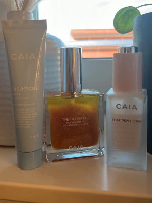 CAIA kit - Kit från CAIA that dewy look, frostad glasflaska med ljusrosa lock. Ger en naturlig, daggig finish och har en lätt formula som smälter in i huden. Perfekt för dig som vill ha glow och en fräsch look. Flaskan är stilren och modern. Och en glittrig body glow, sos rescue BALM. (Org pris på alla tre, runt 3/400kr!) dem två större är  endast testade, den andra inte öppnad.