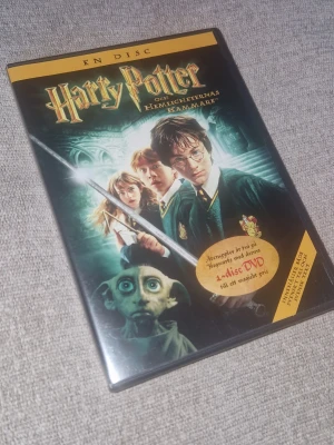 Harry Potter och Hemligheternas kammare DVD - DVD-film av Harry Potter och Hemligheternas kammare. Filmen är utgåva nr 2. Språk på svenska och engelska, text finns på svenska, finska och engelska. Perfekt för dig som gillar fantasy och äventyr eller som samlare.
