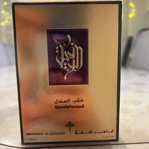 Sandalwood unisex parfym 100ml - Unisex Eau de Parfum med noter av hallon, damaskusros, pudriga toner, cederträ, amber och sandelträ. Volym: 100ml. Tillverkad i Saudiarabien. Perfekt för dig som gillar träiga och pudriga dofter med en modern twist.