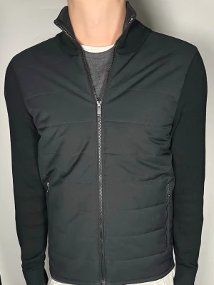 Massimo Dutti cardigan  - Säljer en riktigt snygg och trendig Massimo Dutti cardigan i fint skick, storlek S, vid frågor är det bara att skriva //Gramenti