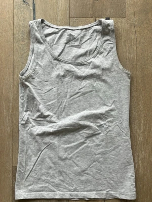 Grå linnetopp från Newbody - Snygg och enkel grå linnetopp från Newbody. Perfekt basplagg till jeans🤌🏼☀️