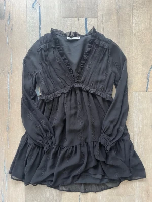 Svart volangklänning från Zara - Supersöt svart kortklänning från Zara! Passar bra året runt!🌸☀️