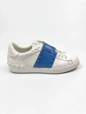 Valentino Rockstud sneakers - Valentino Garavani Rockstud sneakers. Storlek 41. Skick 9,5/10. Tillbehör: Box och Kort. Nypris ca 7700kr. 100% autentiska.