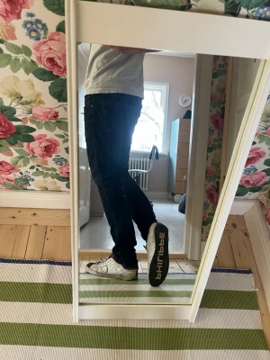 Philippe Model vita och vinröda sneakers - Ett par jävligt feta Philippe models som jag aldrig har sett ett annat par av. Sjukt snygg design på sulan hade haft kvar dem då de egentligen funkar utmärkt men behöver rensa garderoben. Hör av dig vid frågor!