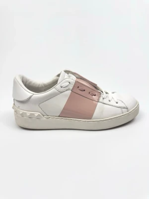 Valentino Open sneakers - Valentino Garavani Open sneakers. Storlek 36,5. Skick 9/10. Nypris ca 7700kr. 100% autentiska.