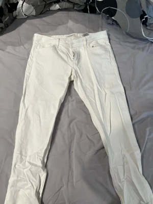 Vita jeans från Stockhank - Vita jeans från Stockhank i storlek 34/32. Sparsamt använda