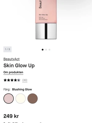 BeautyAct Skin Glow Up Highlighter -  Använt 2–3 gånger och den funkar utmärkt över SPF och foundation. Den smälter in fint, till skillnad från puderrouge. Väldigt glowy och främst en highlighter med en rosa tint.