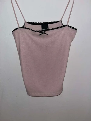 Ljusrosa linne Gina Tricot - Ljusrosa linne från gina tricot, använt några gånger men är i bra skick. Strl S. Skriv om du har frågor. 