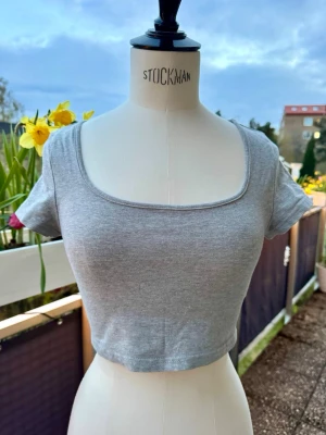 Grå croppad topp - En enkel och stilren grå croppad sommartopp. Perfekt för att matcha med jeans eller kjol. Mjuk och stretchig 💛