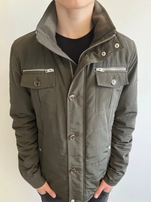 J.Lindeberg Field jacket - Säljer nu denna tvär feta J.lindeberg Field jacket i mycket bra skick! Har små fläckar runt jackan som tex syns på bilderna som enkelt går att få bort i en tvätt. Ingenting som syns vid användning! Denna passar perfekt nu inför våren/sommaren. Nypris 6000kr: Hör av er vid fler frågor🤝