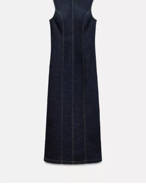 Mörkblå jeansklänning från Zara - Säljer en lång, ärmlös jeansklänning från Zara i mörkblå denim. Klänningen har markerade sömmar framtill och en rak, stilren siluett. Perfekt för dig som gillar en enkel men snygg look.