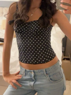 Prickig korsett - Jäääätte snygg prickig korsett!! Perfekt till festliga tillfällen. Sitter så snyggt. Köpt utomlands