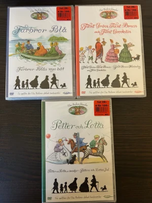 Elsa Beskow klassiker 3 st dvd - HELT NYA & INPLASTADE!! Tre DVD-filmer baserade på Elsa Beskows klassiska barnböcker. Filmerna inkluderar "Farbror Blå, Farbror Blås nya båt", "Tant Grön, Tant Brun och Tant Gredelin, Tant Bruns födelsedag" samt "Petter och Lotta på äventyr, Petters och Lottas jul". Varje DVD innehåller två berättelser.  Finns på språk: Svenska   