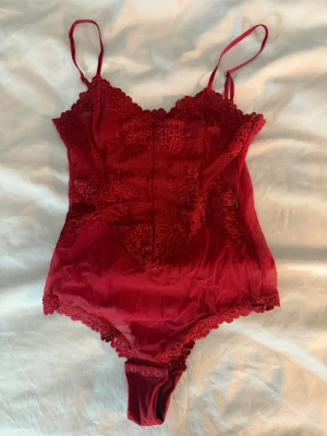 Body från intimissimi  - Säljer en röd snygg spets body från intimissimi i storlek S. Använt en gång, inga tecken på användning.