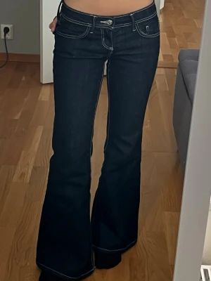 Lågmidjade jeans - Lågmidjade mörkblåa jeans 