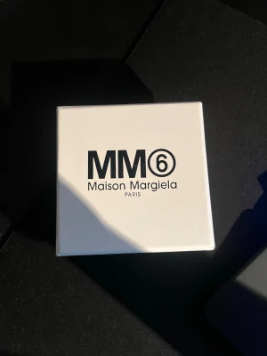 Silverfärgat armband - Snyggt silverfärgat armband med en chunky kedja och en rektangulär platta med ingraverad text. Armbandet har en modern och stilren design i metall som ger en cool edge till din outfit. 16cm